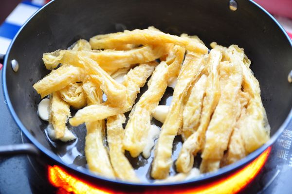 將蒜末與豆包絲炒至微微焦香