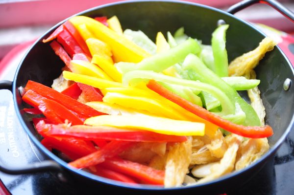 接著放入彩椒拌炒，灑些少許的水份