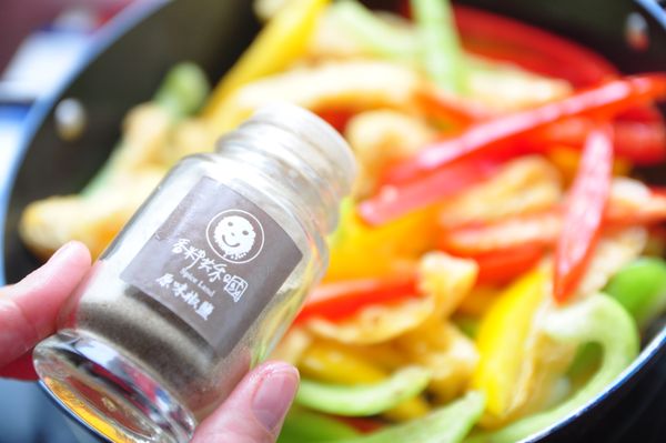 再加入原味椒鹽及少許的鹽巴調味