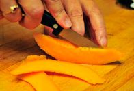 哈密瓜剖開去皮，切薄片後，再切成細條。