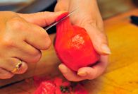 調醬汁。羅勒大略切碎。番茄汆燙去皮，切成適當大小，去籽。