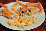 混合番茄、檸檬汁、橄欖油、鹽、胡椒，以調理機打成泥，最後加入羅勒稍微拌一下，放入冰箱冷藏。同時，羅勒要留少許作為裝飾。長臂蝦可以選用已煮熟的市售品，或是購買活長臂蝦用鹽水燙熟。去頭去殼。