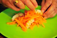 將哈密瓜和3的長臂蝦盛盤，放入冰箱冷藏。
食用前，淋上步驟2的醬汁，撒上裝飾用的羅勒即可。