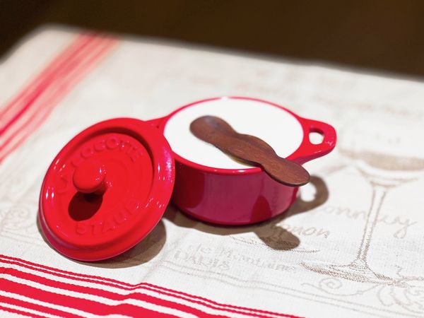 把牛奶撞（倒）到薑汁裡。