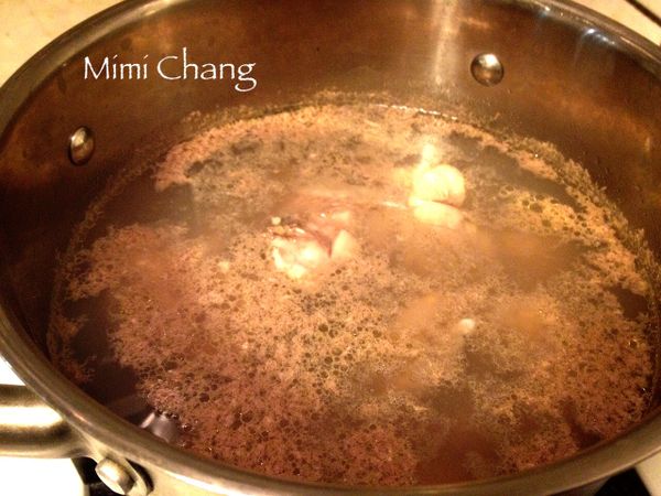 將雞肉走活水，即冷鍋冷水將肉放入，開小火慢煮，至雞肉表面變色，水面都浮滿雜質穢物後，將雞肉撈起備用。