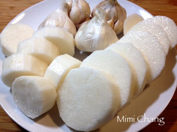 大蒜不需剝皮，山藥削皮切塊。