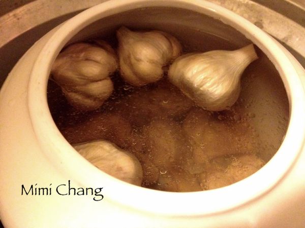 準備一隻瓷甕，將雞肉先放入，再放大蒜，加水，加蓋。電鍋外鍋放2米杯水(400CC)，開關跳起後，將山藥放入甕中，加蓋，外鍋再加半米杯水(100cc)，煮至開關跳起。