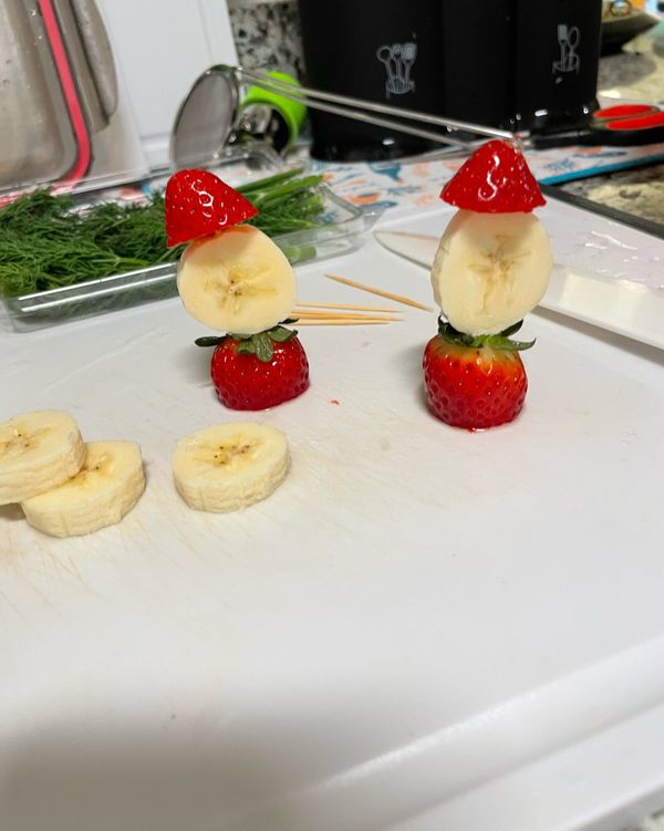 在香蕉上面放兩顆黑芝麻當眼睛