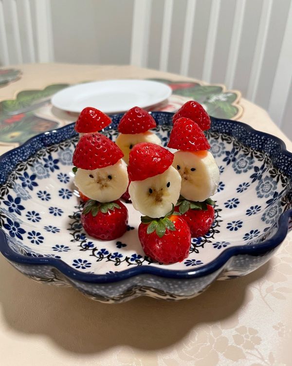 完成！一樣可以拿細篩子將糖粉撒在草莓上面，製造出雪景中的聖誕老人（因為我買的水果已經很甜了，所以這個步驟我沒有做）