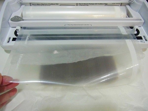 拉出真空袋比長度(長度可長不可短，長還可保留下次回收使用。)