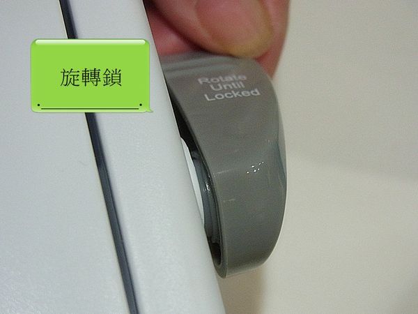 裝上羊羹、真空袋對齊集水盒中間、蓋上蓋子，按下右側旋轉鎖，這樣真空袋就不會移動，並且機器才會亮燈、可以開始操作。