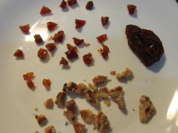 將堅果與果乾切小丁(家中沒果乾、堅果可直接蒸一樣好吃)