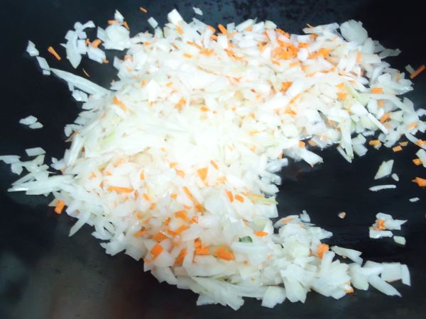 熱油鍋把洋蔥和紅蘿蔔下鍋炒軟