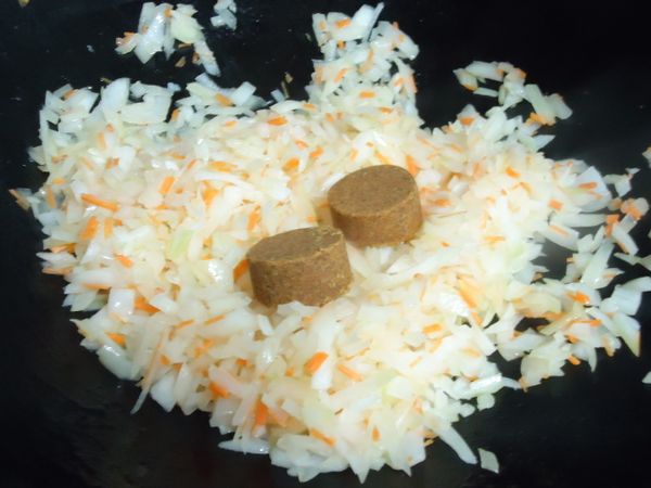 在放入2塊牛頭牌咖哩塊，並加點水讓咖哩塊溶化。