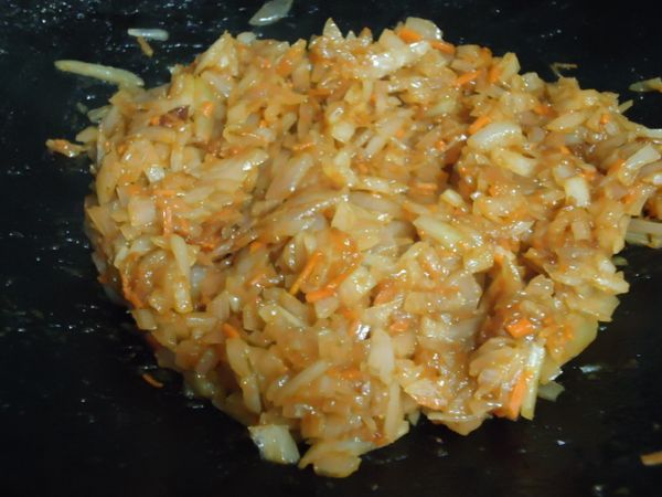 炒好的咖哩醬要放涼才可跟豬絞肉拌在一起。