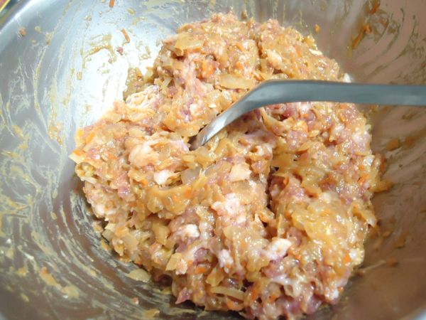 拌好的咖哩內餡，這時就可以開始包水餃嚕。