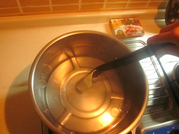 準備一鍋熱水滴少許油,每次夾一張水餃皮放入熱水燙一下,立刻撈起鋪在烤盤上(因為待會還要進烤箱烤,所以水餃皮不能燙太久或用煮的,否則烤完會糊掉)