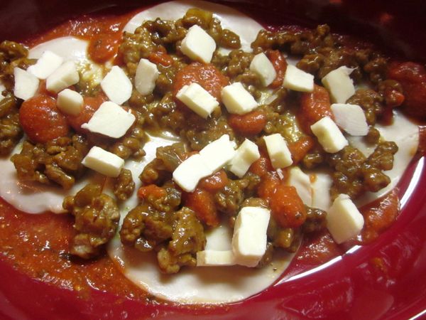 淋上蕃茄醬汁及灑上起司,如此反覆(水餃皮-咖哩肉醬-蕃茄醬-起司)直到材料用盡