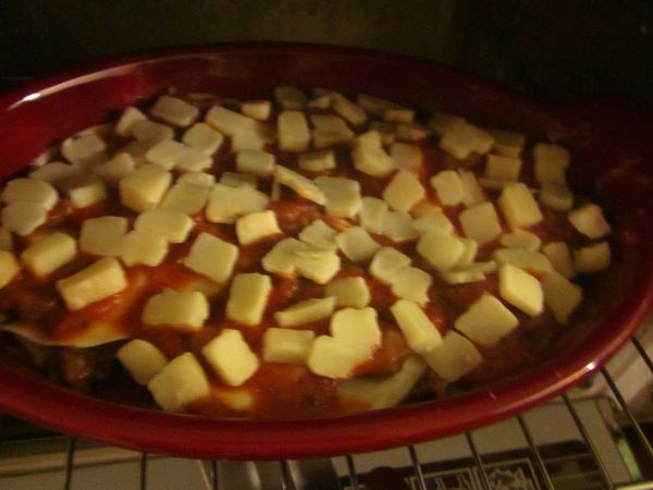 最上一層鋪滿起司後進烤箱以200度烤20分鐘至表面金黃