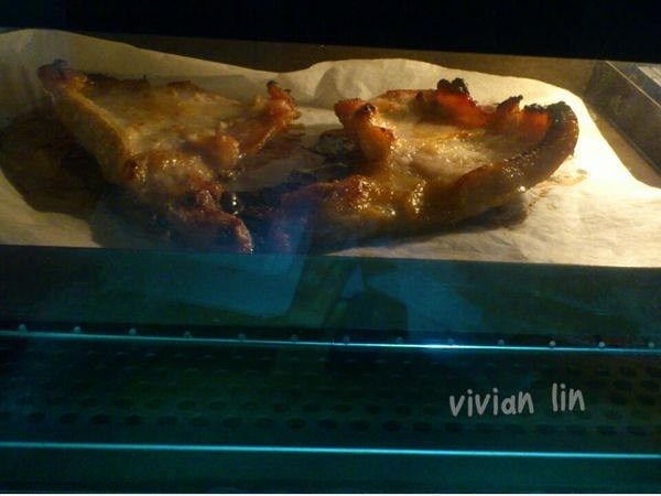 將表面的醃醬洗淨.烤箱以180度c.烘烤20分鐘.