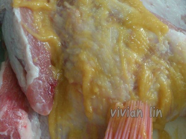 將調理好的[醃醬].均勻塗抹在松板豬肉表面.