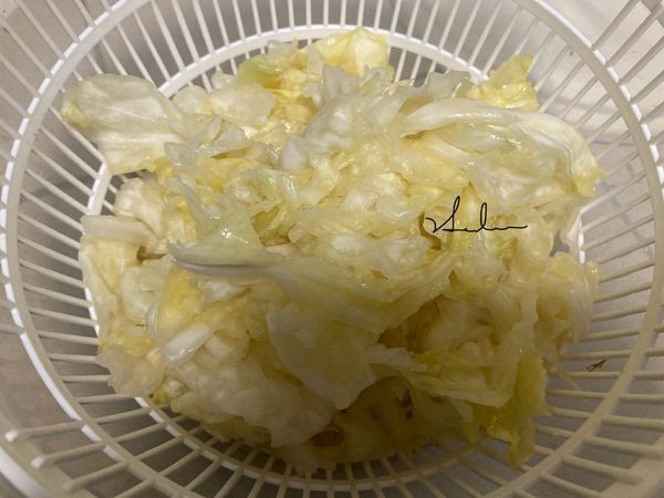 把一半的高麗菜放在瀝乾器內，瀝乾。