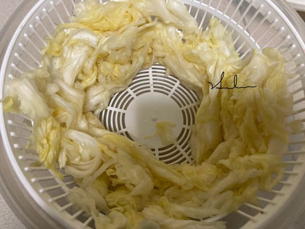 已瀝乾樣，裝入容器中，再把另一半的高麗菜再瀝乾，裝內容器內，最後把醬汁倒入，即完成。