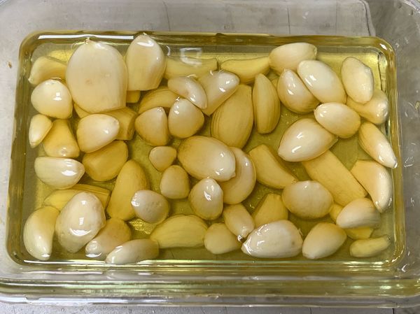 烤箱預熱100度、油量沒過蒜瓣，蓋上鋁箔紙。