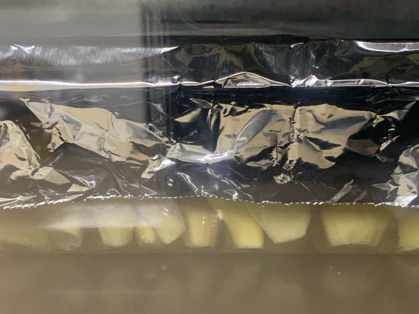 放入烤箱以120度烤100分鐘，蒜頭一壓就散、顏色變深，放涼就可冷藏保存。