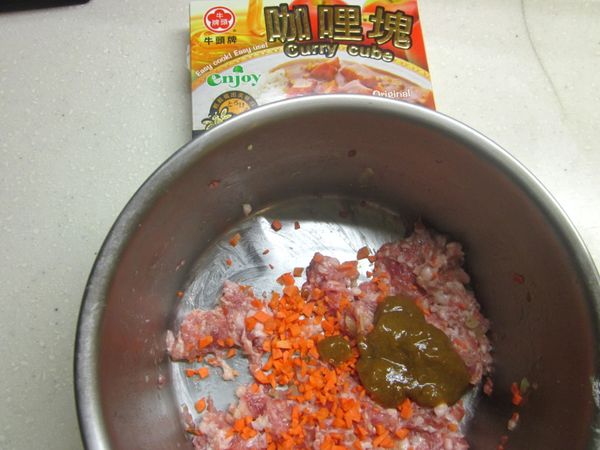 [牛頭牌咖哩塊]加少許熱水調開成糊狀,胡蘿蔔切碎,
洋蔥和薑切成末