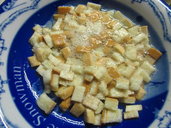 吐司邊切小段和蛋白一起泡