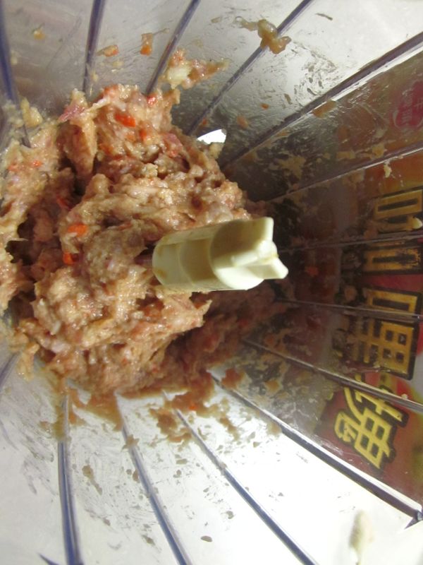 將2.的吐司邊.絞肉.醬油.香油.白胡椒.塩和3.一同放入調理機攪打成漿