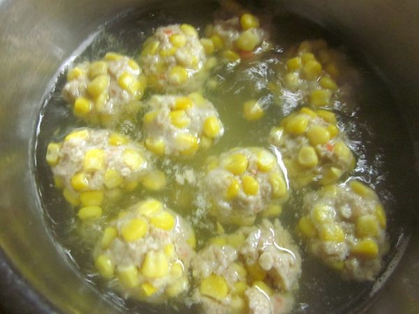 水滾後轉中小火,將5.放入煮約10分鐘即可,煮玉米的水很清甜,可苴接當湯喝