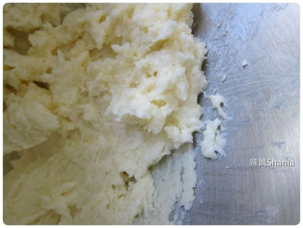 奶油放置常溫軟化後與砂糖, 打發呈現白色, 之後再加入雞蛋, 並且攪拌均勻