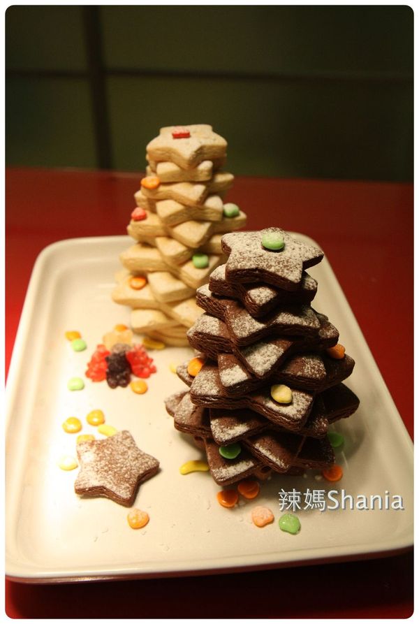 放入已經190度預熱10分鐘的烤箱. 預計要烤12-15分鐘就完成囉！

放涼之後, 就可以堆疊成聖誕樹囉！