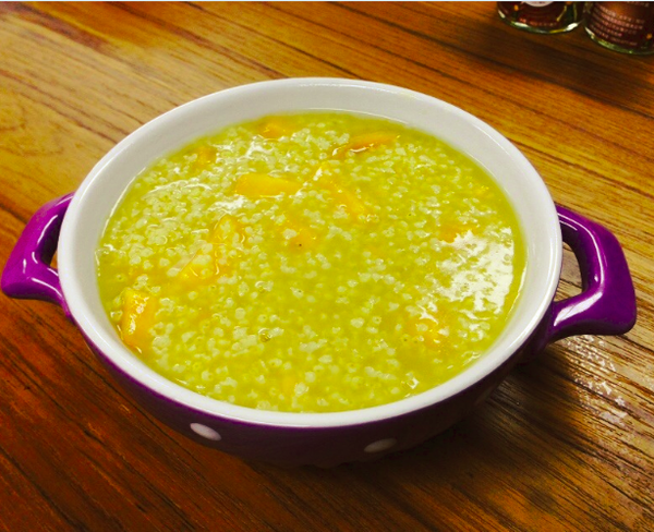 完成的小米粥可視個人喜好，適度的添加一些冰糖調整。