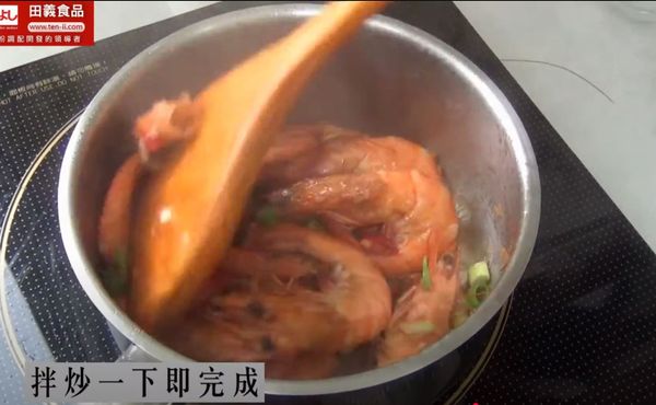 起鍋前加入蔥花、辣椒稍微拌炒即完成