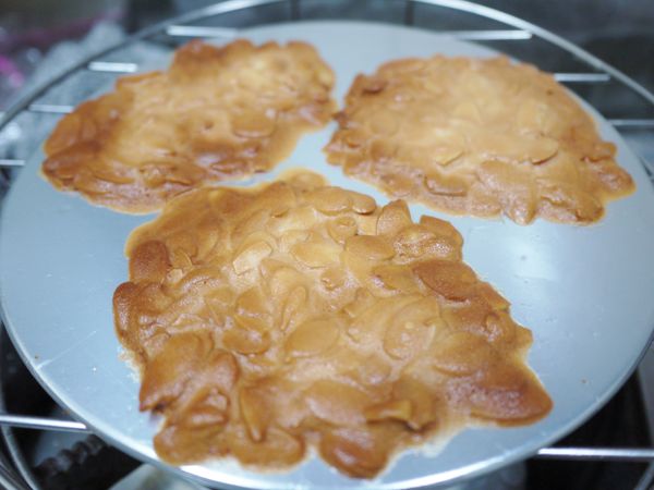 取出麵糊用湯匙抹平於烘培紙上，杏仁片盡量不要堆疊，烤時顏色才易均勻，口感也不會太硬
(Coral媽咪烘培紙用完了~所以拿蛋糕烤盤來用，先抹上一層油，方便之後脫模)