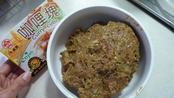 將牛絞肉加上洋蔥及咖哩蛋白一起拌勻成團,一直拌至有黏性