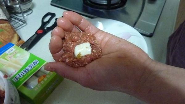 將肉丸加起司包至中間,再揉成團