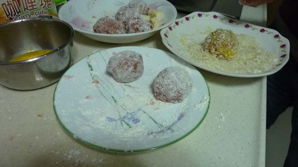 表面沾麵粉再裹蛋黃液,裹上麵包粉