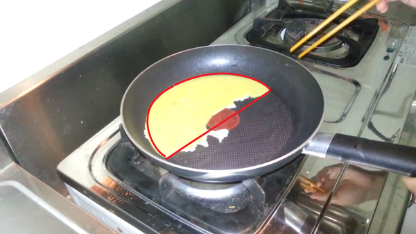 1、熱鍋(要夠熱,才不易沾)。
2、只用半面鍋(如照片裡紅色區域)。
3、一次只先倒一點蛋汁(差不多半面鍋的量)。
4、用你的巧手讓蛋汁均勻的鋪滿半面鍋。