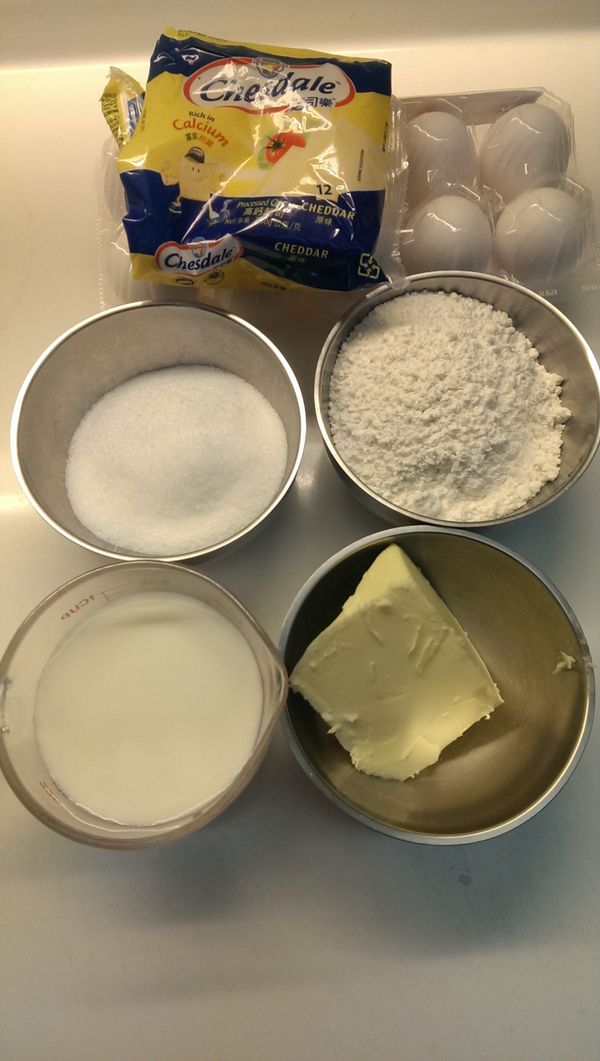 把材料備好.蛋白.黃分開