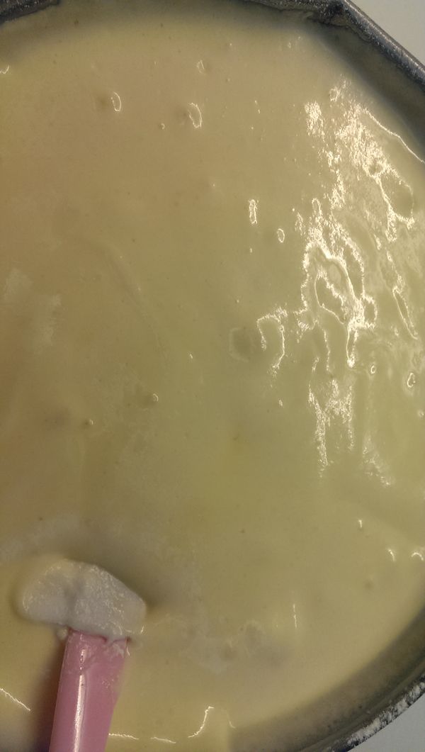 把1/2糖.奶油.起司.牛奶溶化後待涼再加入蛋黃後,分3次加入低筋面粉後再加入打癹的蛋白即可成面糊再放烤箱烤