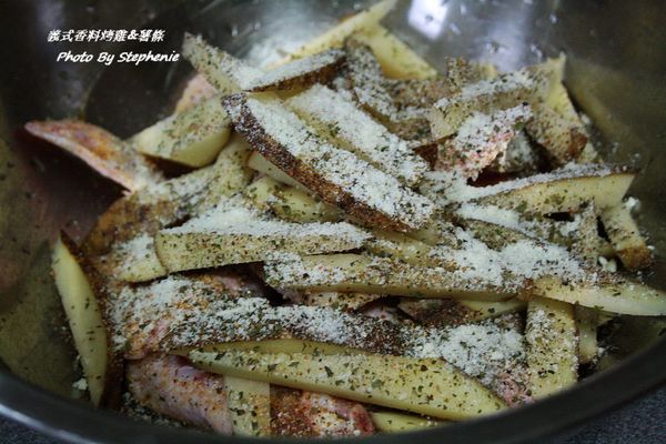 把雞翅和馬鈴薯條～一起加進所有的(醃料)材料一起醃製至少4個小時以上!