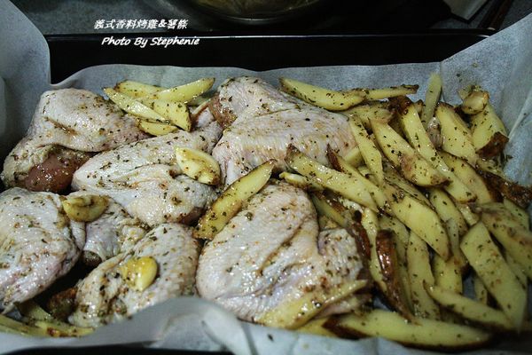 烤箱預熱220度～以上下火220度烘烤約25分鐘即可完成!盛盤後灑上適量的帕梅森起士粉和黑胡椒粒即可享用!