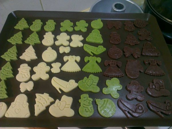 泡打粉...低筋麵粉過篩..加糖..蛋....充分混合..壓糢