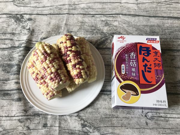 將糯玉米洗淨備用。