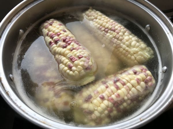 鍋中加水、烹大師香菇風味，即完成快速美味的香菇高湯。
玉米冷水下鍋，水滾後續煮15分鐘即可。