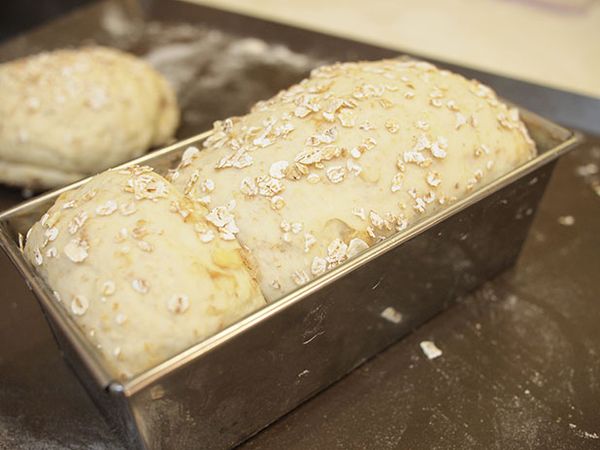 在烤模上塗上少許沙拉油把兩個麵糰結合面朝下放入烤模中放在溫暖處發酵時間約35到40分鐘麵團發酵變大超過烤模上緣一公分就完成第二次發酵